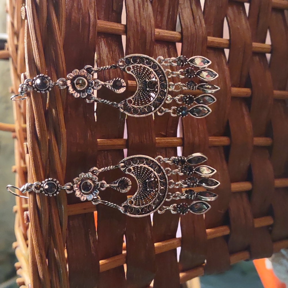 Brand new never worn.... Silver like dangle earrings